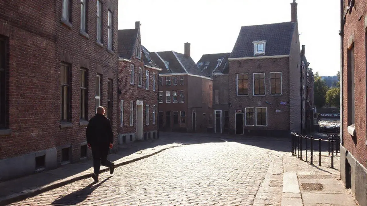 Calle holandesa tranquila, luz suave y antigua