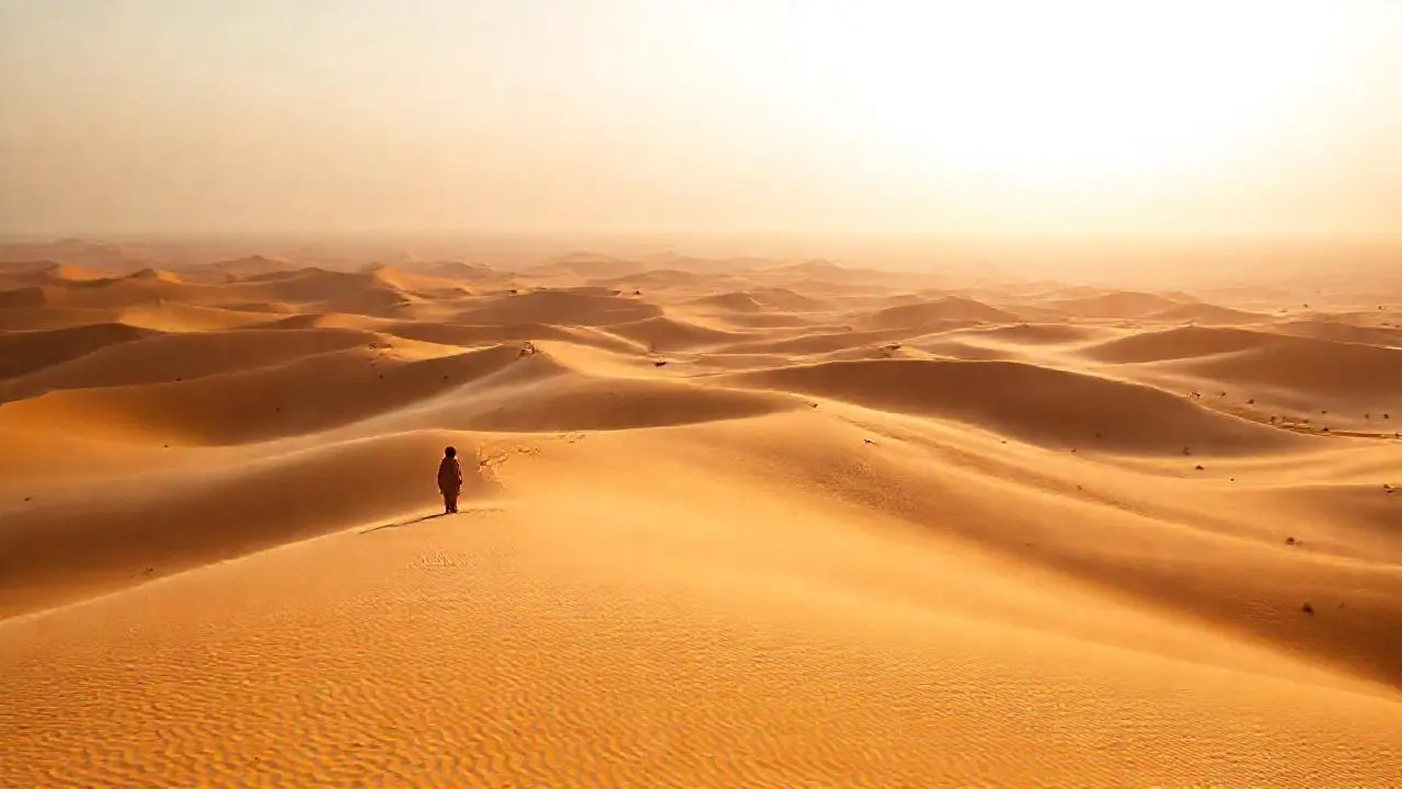 Un paisaje desértico, amplio y sereno