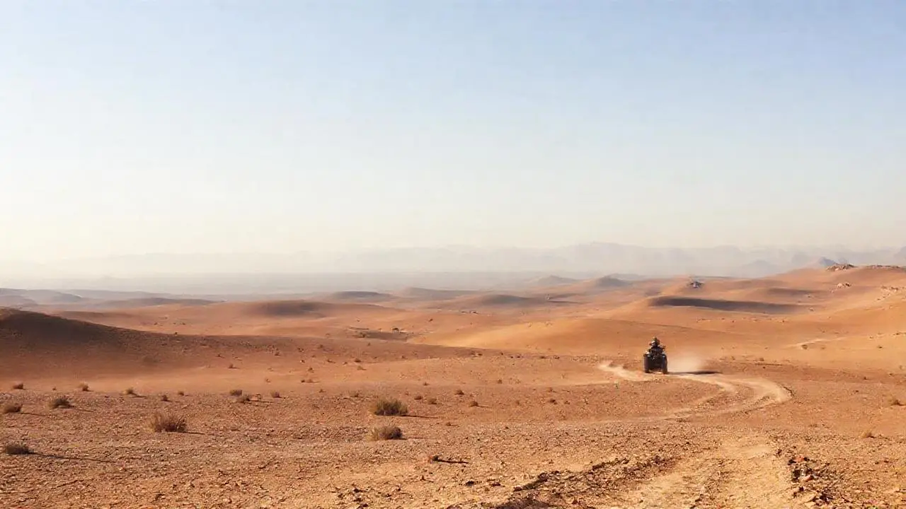 Paisaje desértico, vasto y silencioso