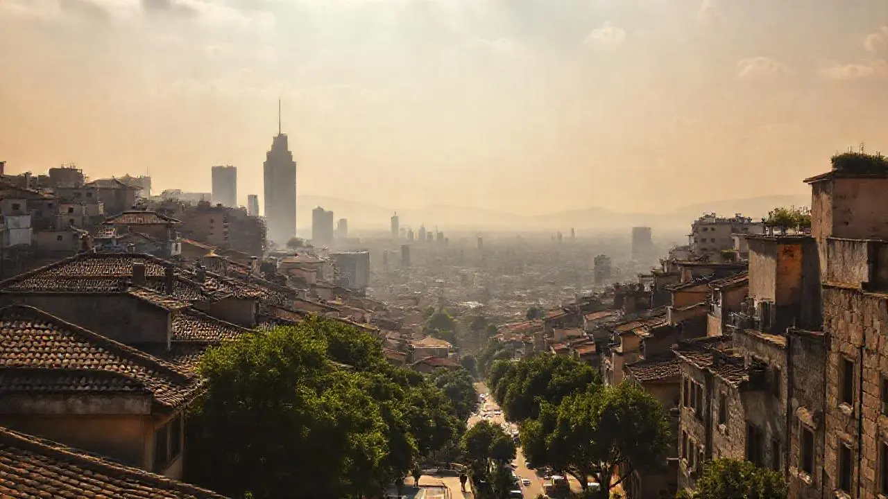 Ciudad extensa, brumosa y vibrante