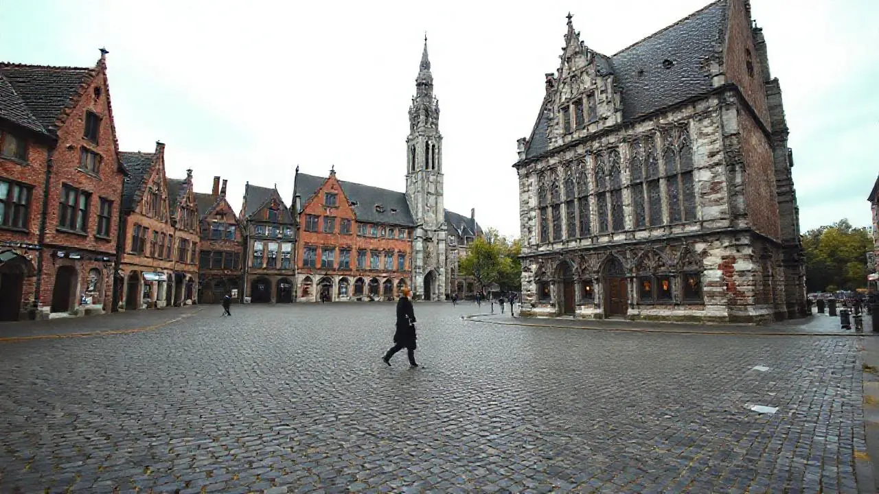 Plaza histórica, gris, tranquila y difusa