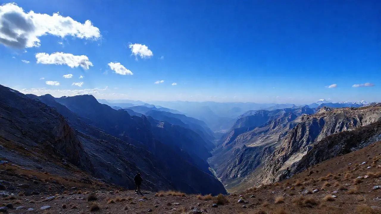 Montañas agrestes, espacio vasto y sereno