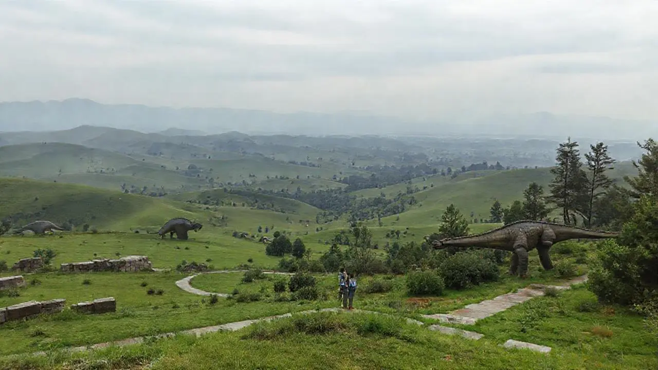 Paisaje amplio y sereno, con figuras integradas