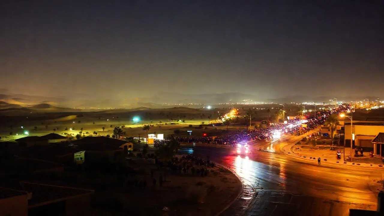 Noche urbana desértica, misteriosa y vibrante