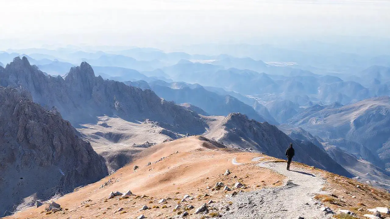 Paisaje montañoso vasto y sereno