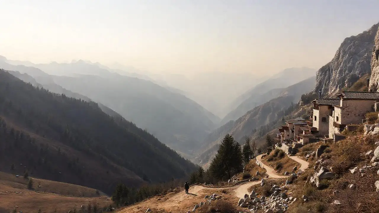 Paisaje montañoso extenso, sereno y distante