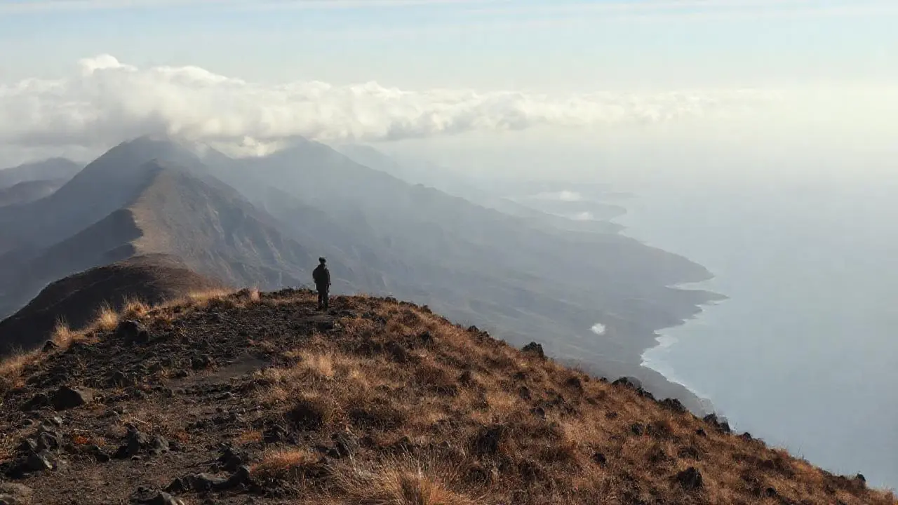 Paisaje sereno, vasto y ligeramente brumoso
