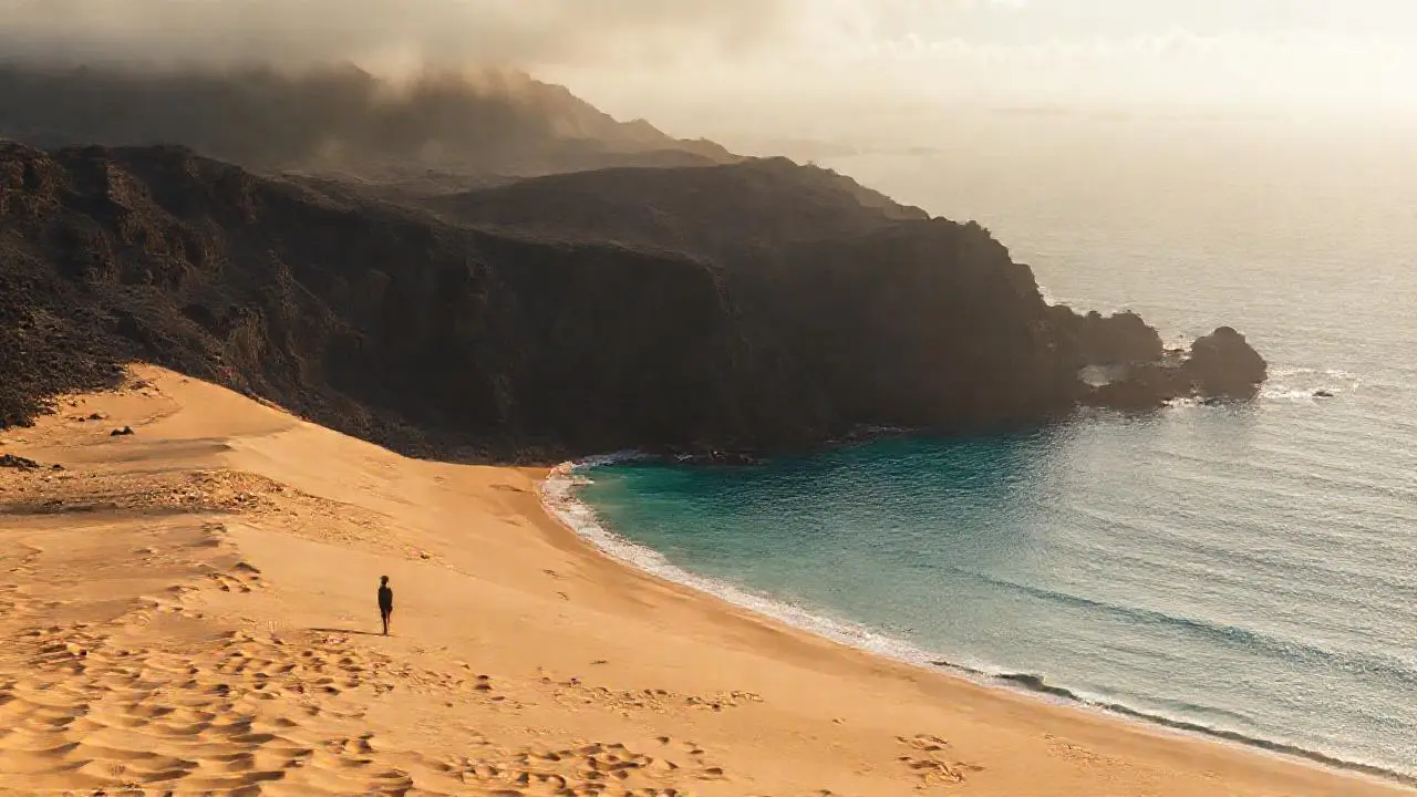 Paisaje costero vasto y sereno