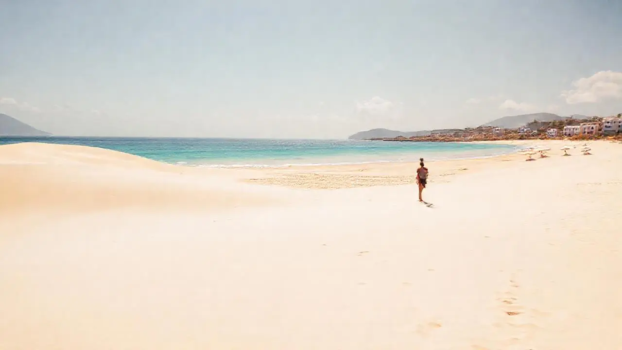 Playa soleada, tranquila y extensa