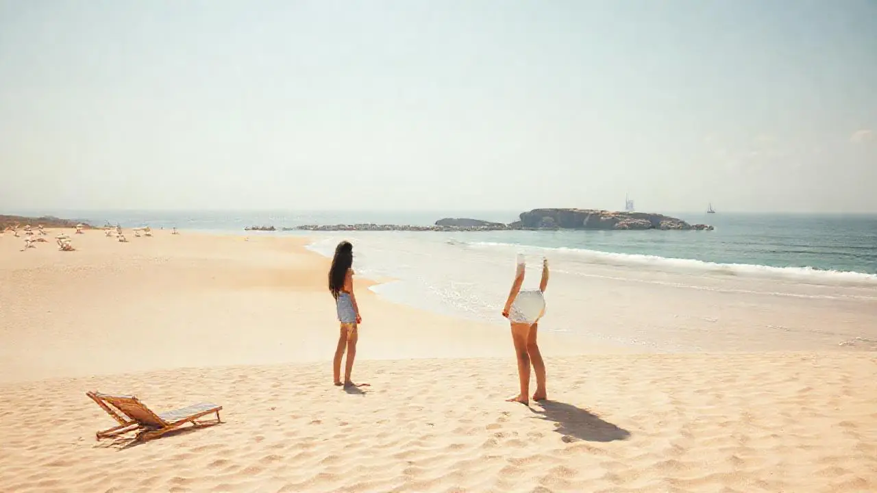 Playa soleada, relajante y serena