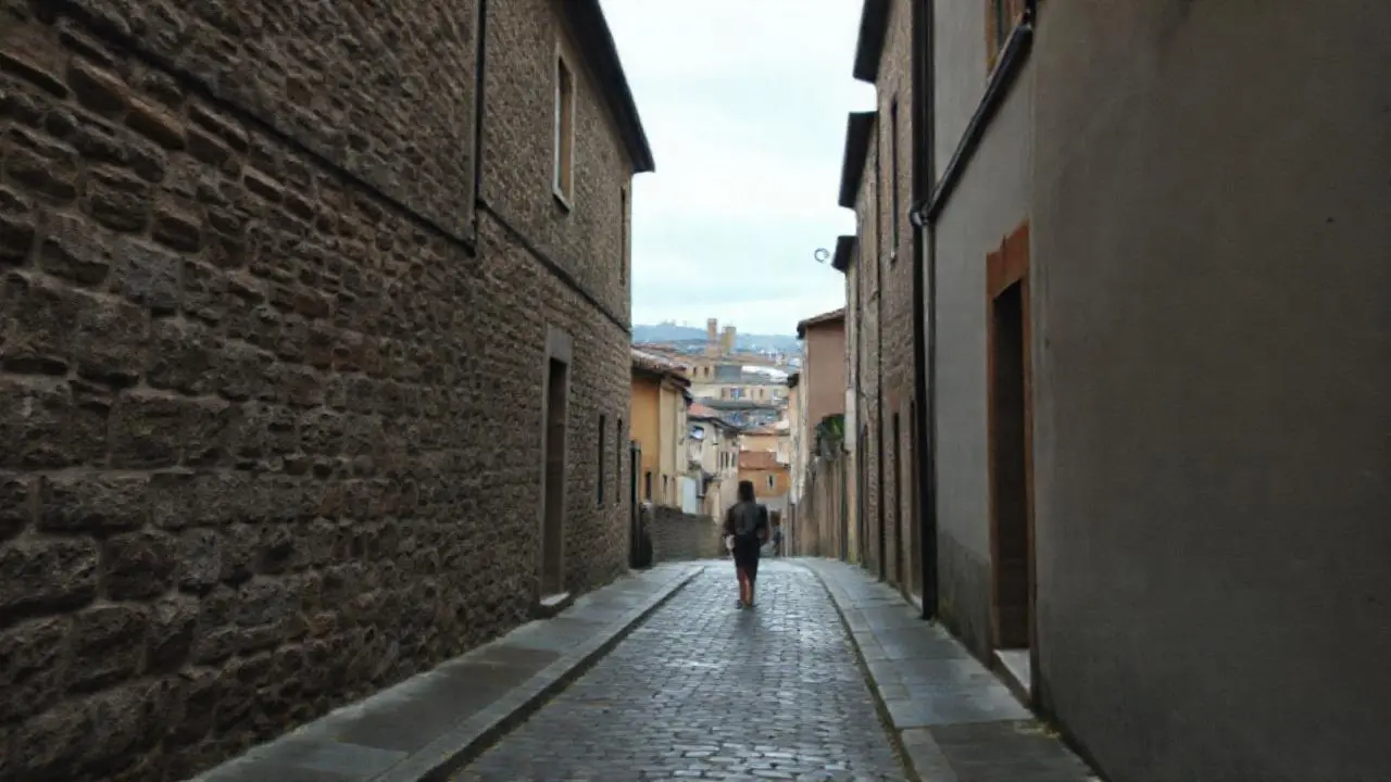 Calle antigua, luz suave, ambiente tranquilo