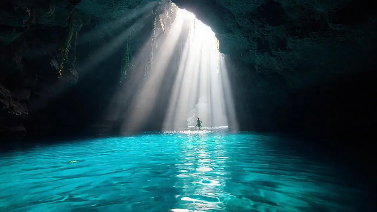 Una caverna azul, serena y profunda