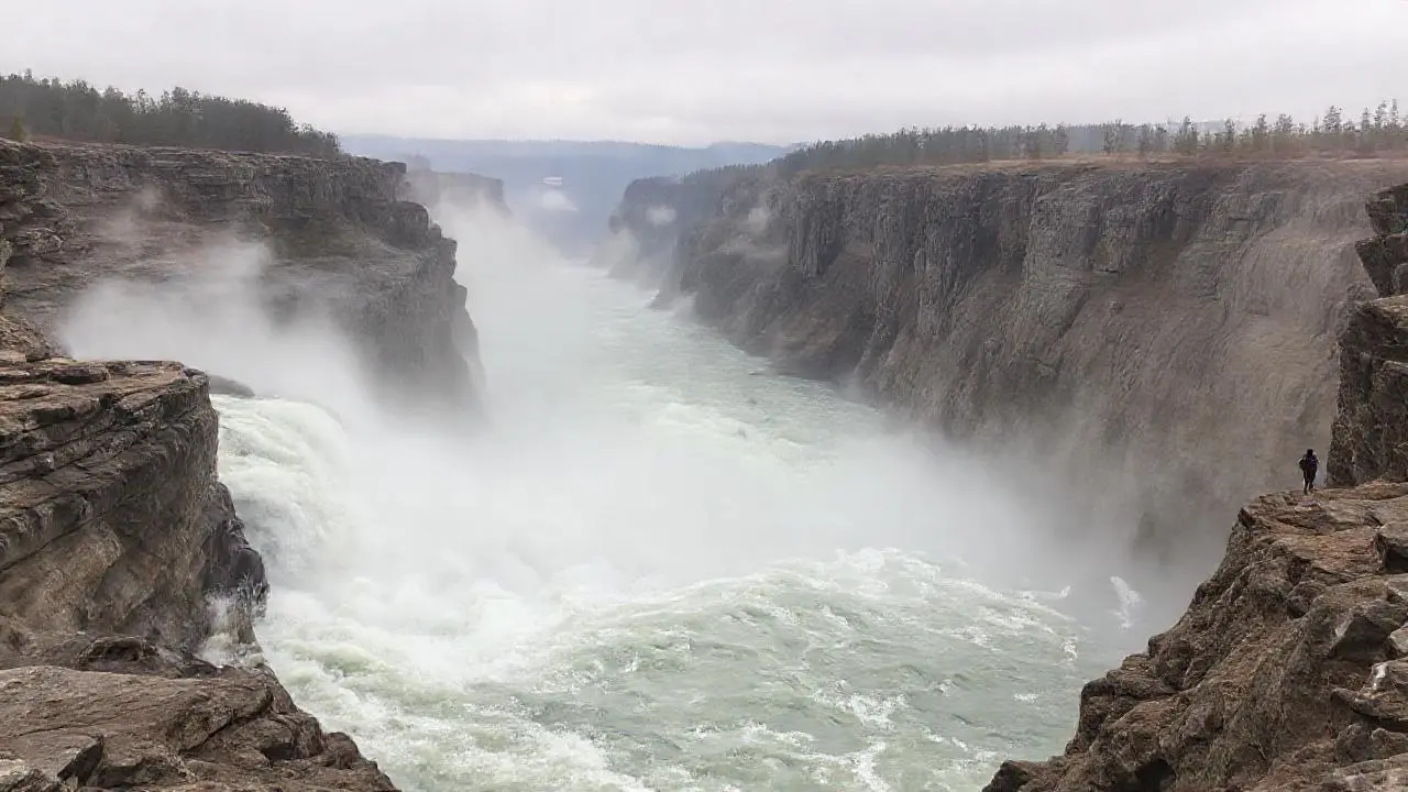 Majestuoso cañón, agua, quietud natural