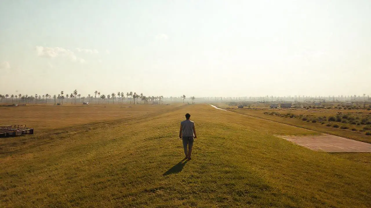 Paisaje sereno, amplio y ligeramente difuso