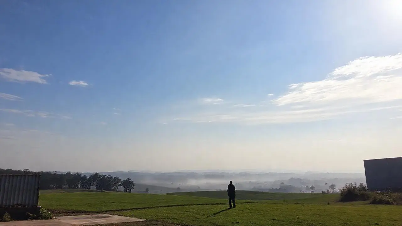 Paz natural bajo un cielo amplio