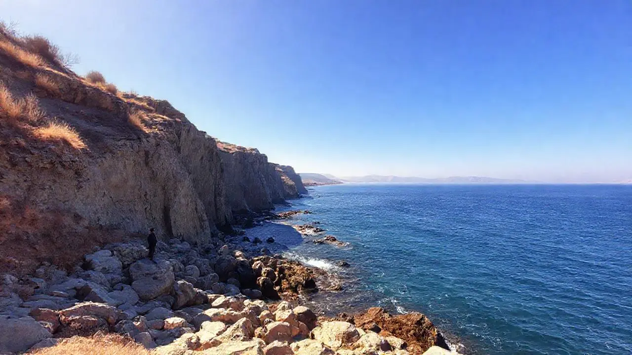 Costa rocosa, cielo azul y paz