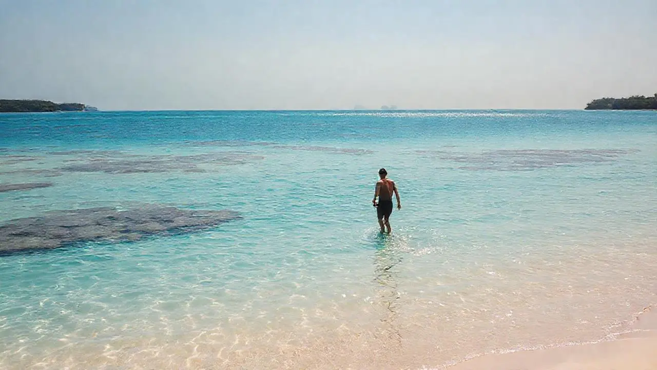 Tranquila playa, luz cálida y horizonte amplio