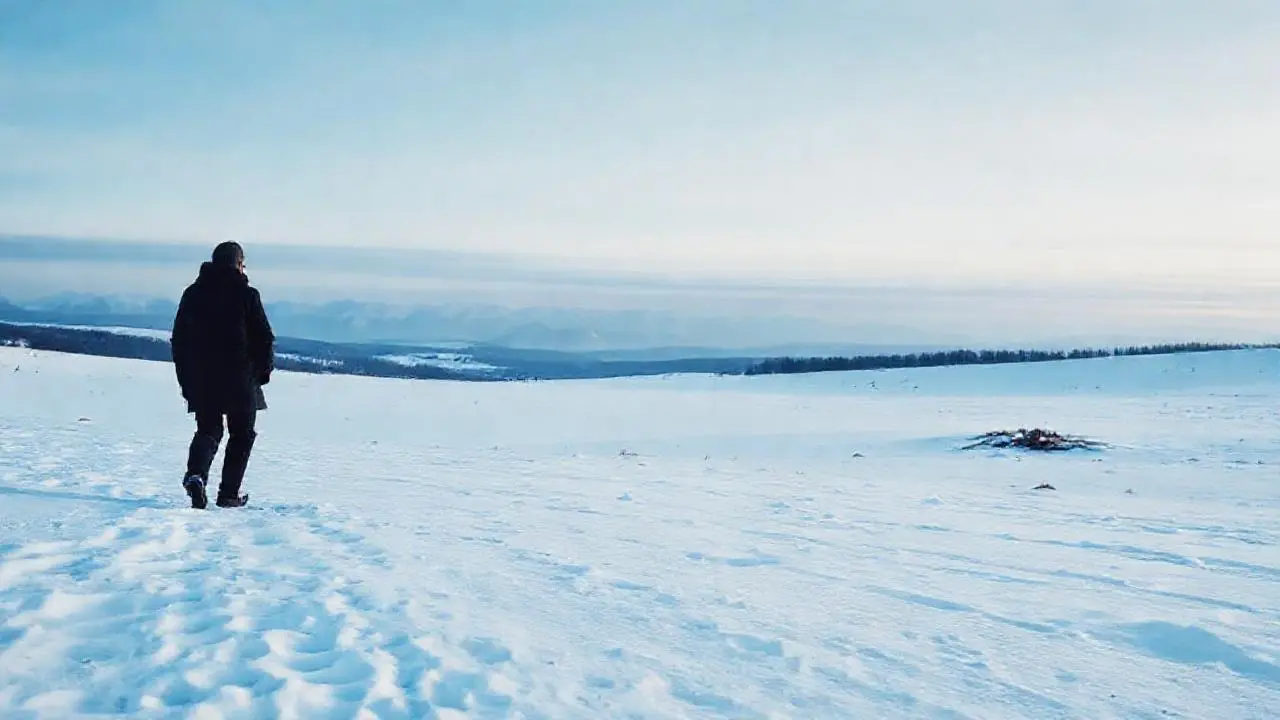 Paisaje invernal vasto, solitario y silencioso