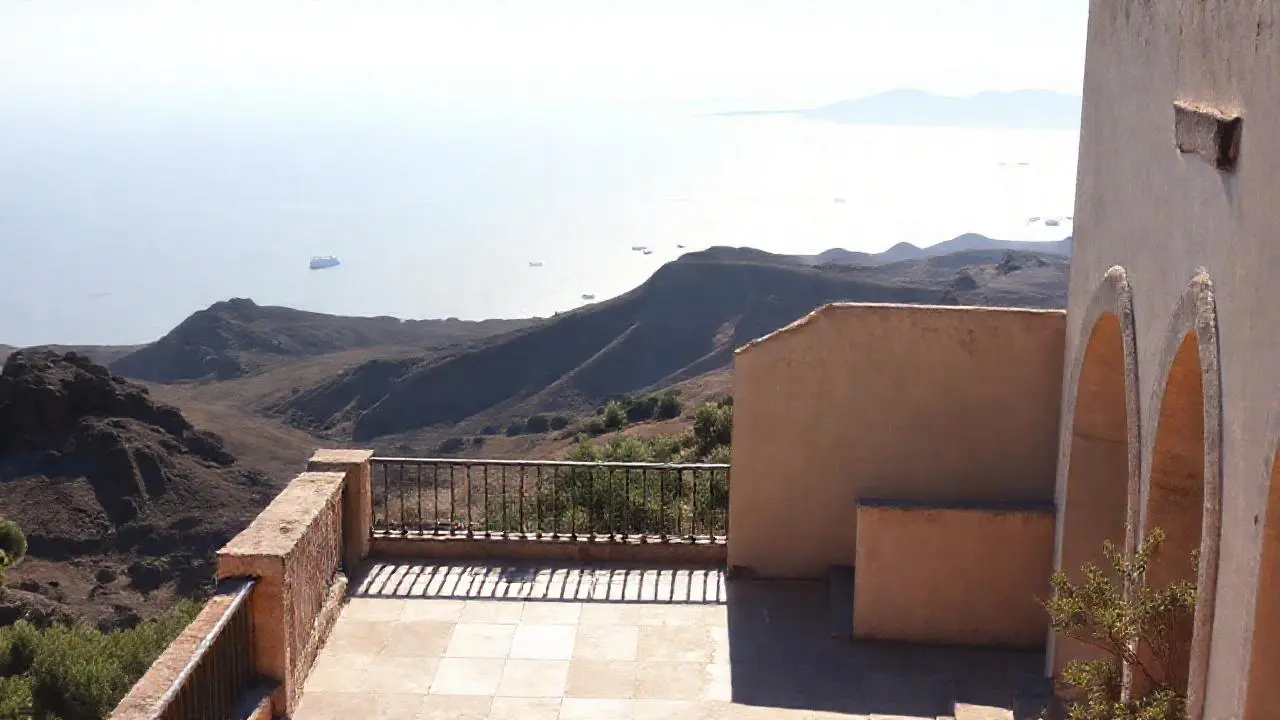 Paz serena en un paisaje costero