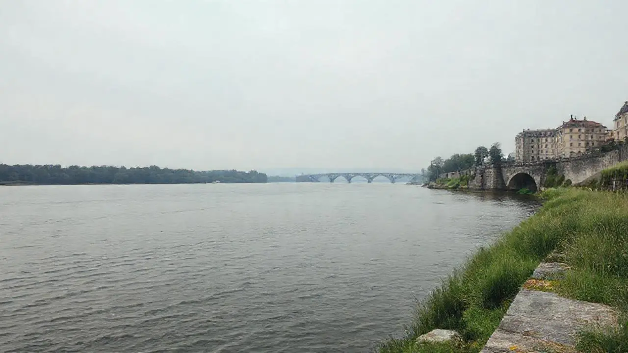Paisaje fluvial amplio, sereno y nostálgico