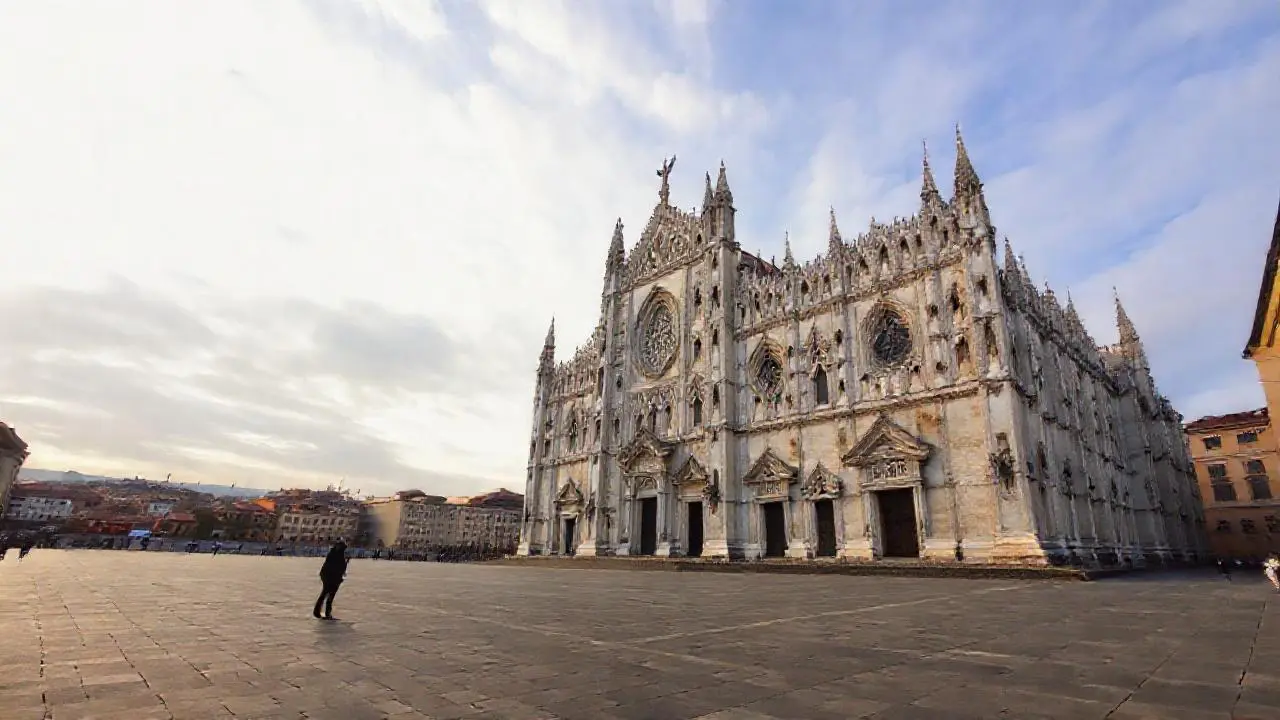Duomo de Milán, luz cálida, figura solitaria