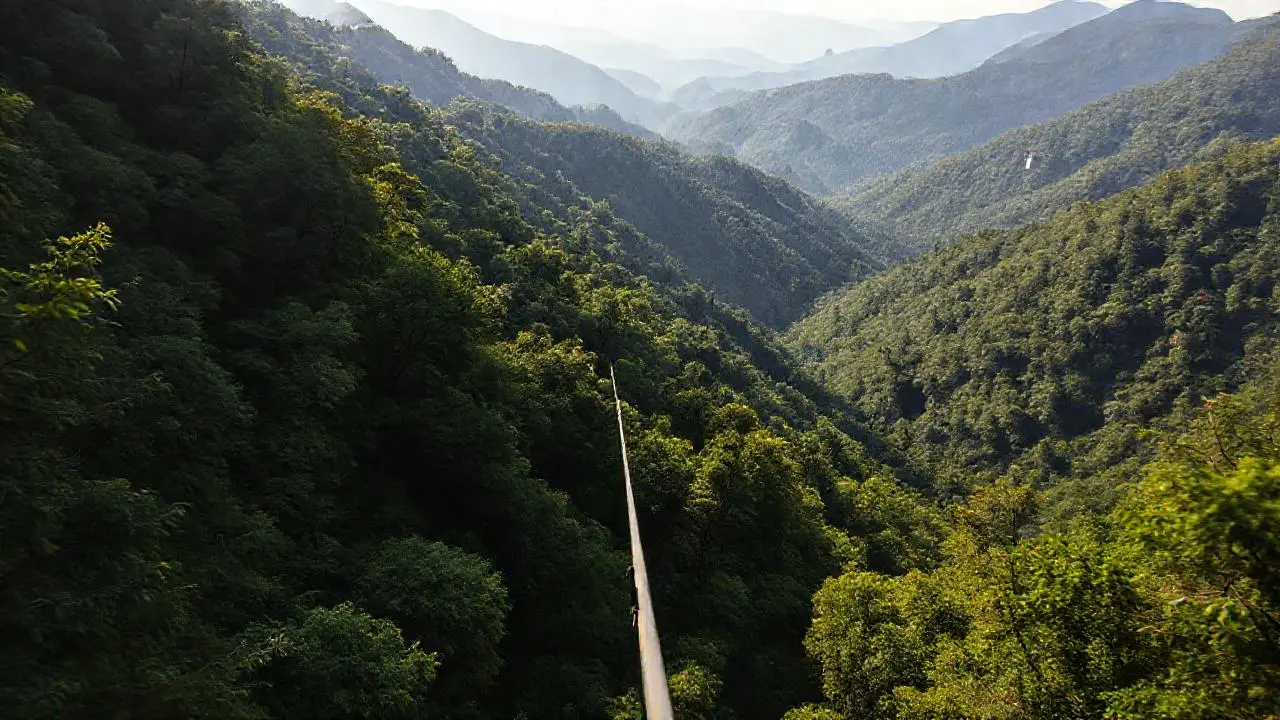 Paisaje montañoso verde, tranquilo y extenso