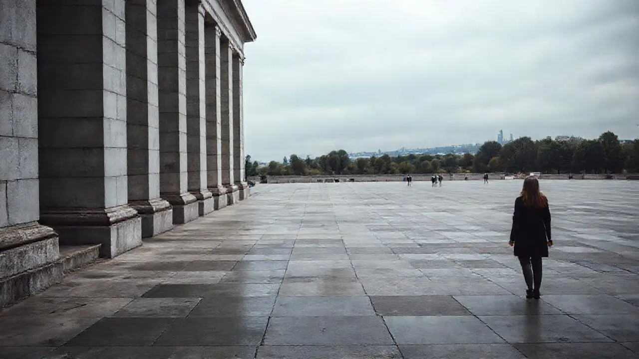 Arquitectura sombría, espacio amplio y distante