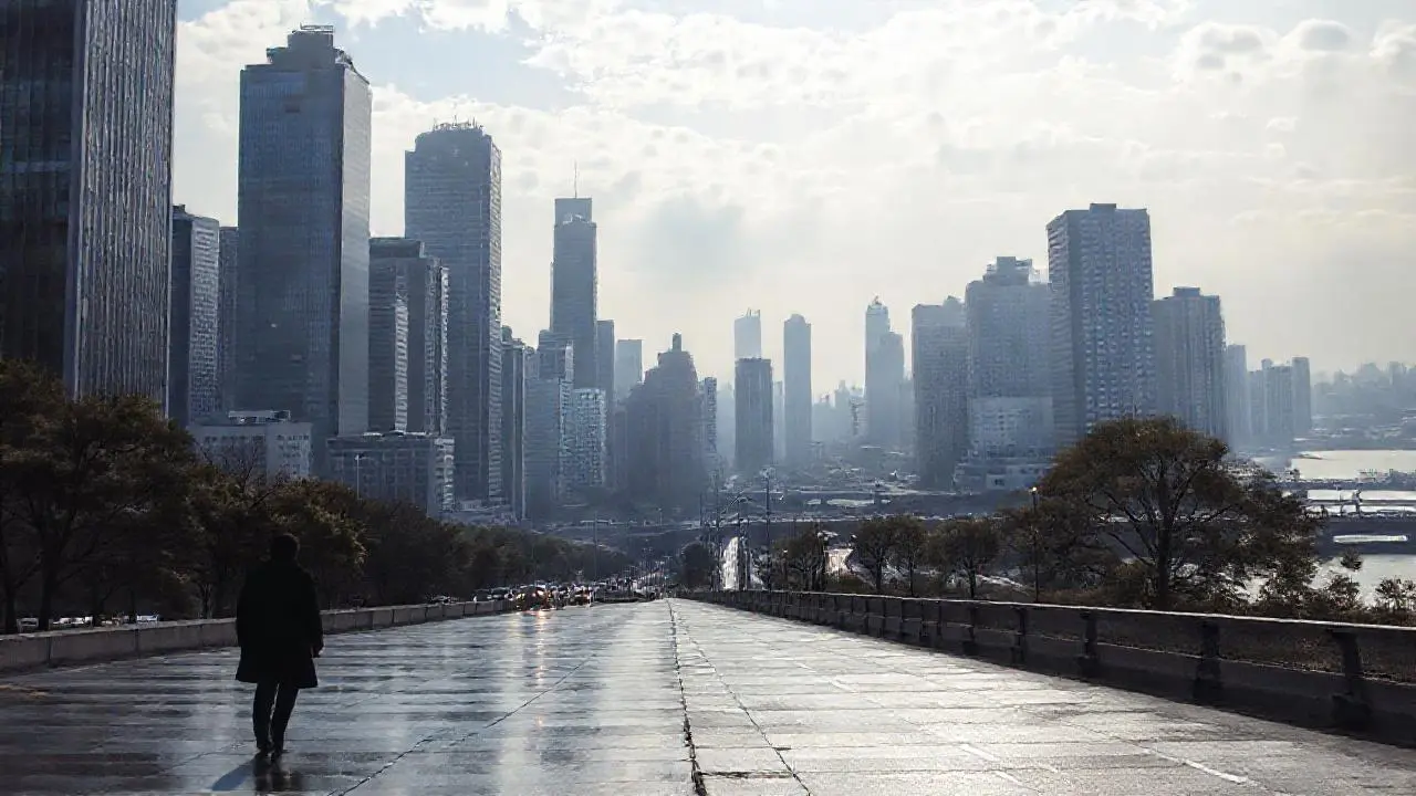 Ciudad moderna, extensa y ligeramente brumosa