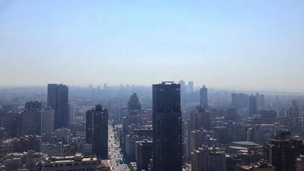 Ciudad densa, lejana y ligeramente brumosa