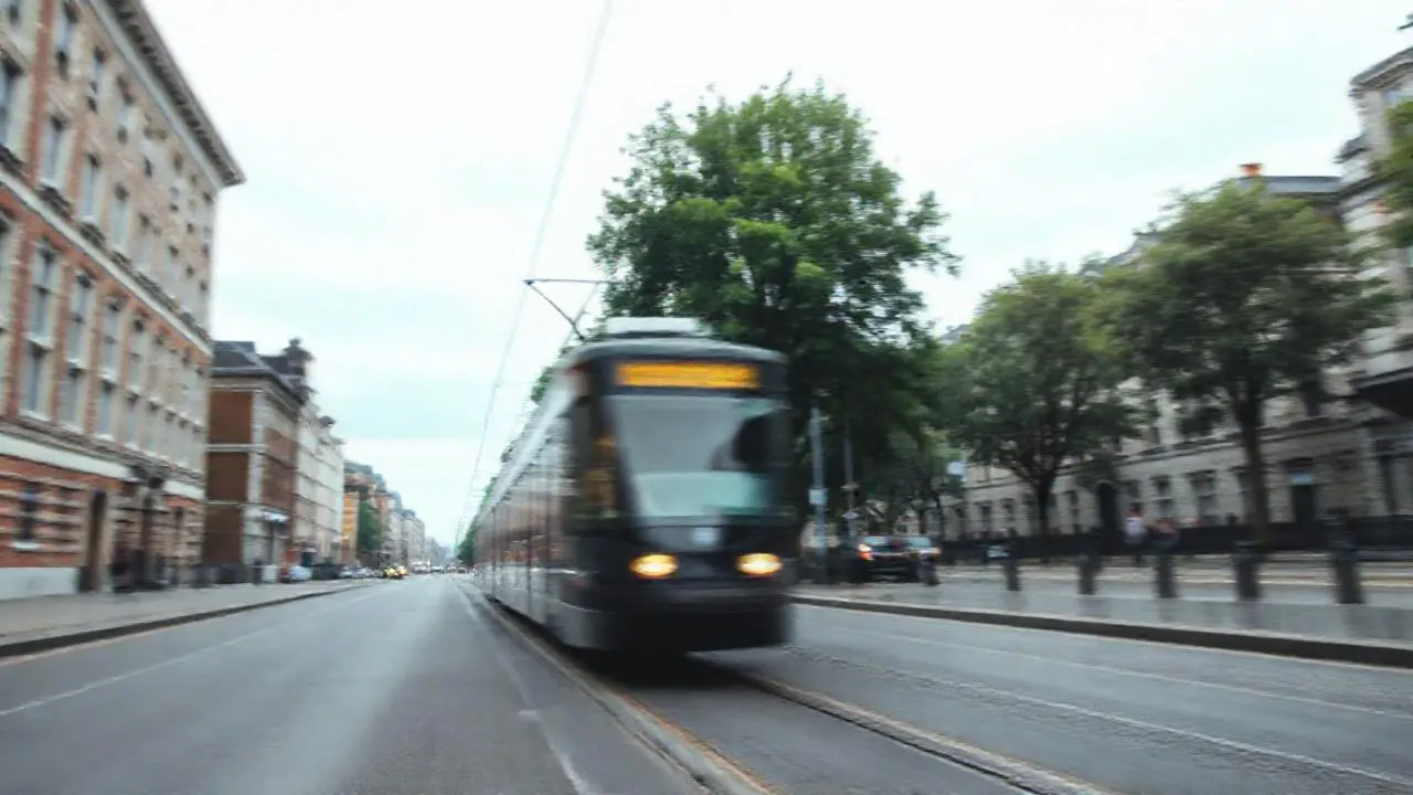 Calle urbana, ambiente tranquilo y ligeramente borroso