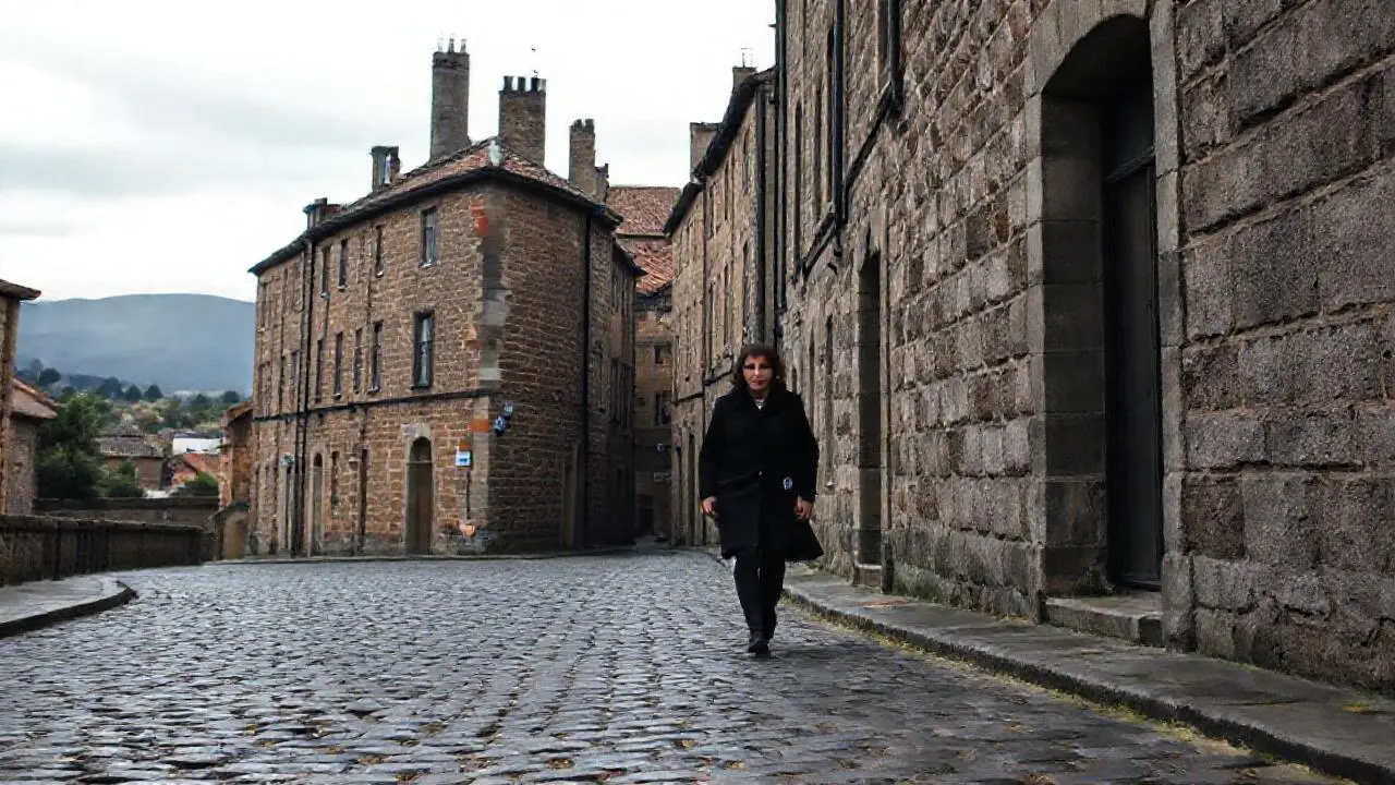 Calle antigua, melancólica y ligeramente húmeda