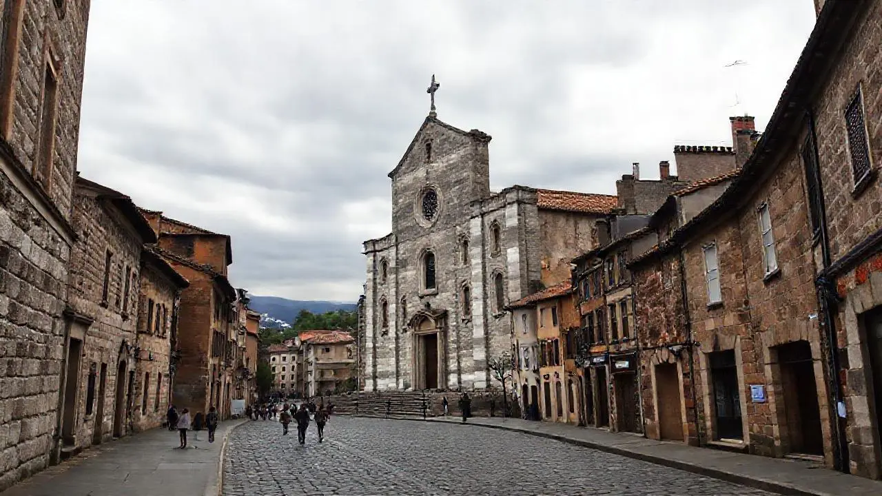 Catedral antigua bajo cielo nublado y brumoso
