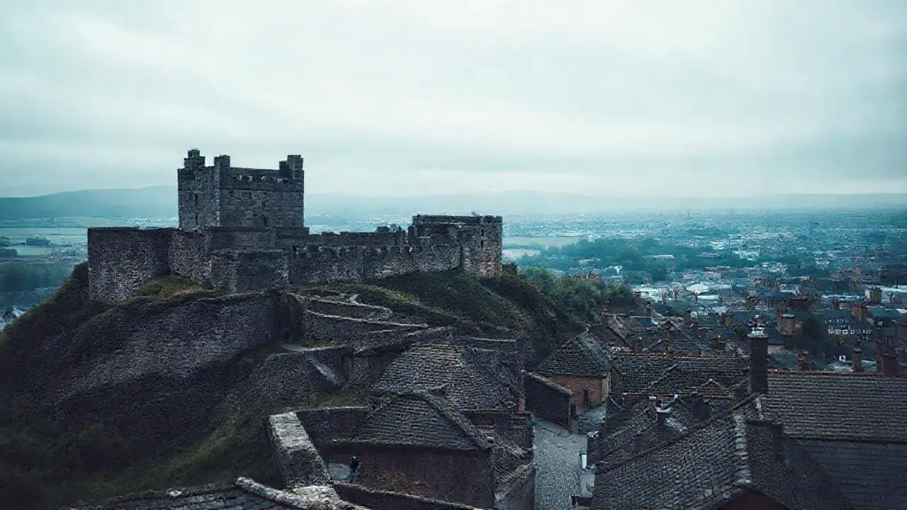 Castillo antiguo, imponente y melancólico paisaje