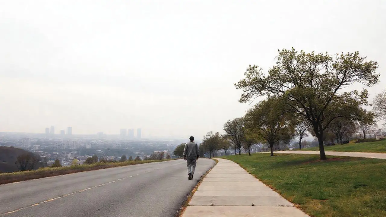 Paisaje urbano tranquilo, amplio y difuminado