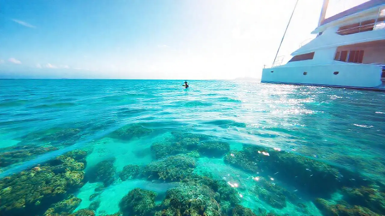 Aguas turquesas y un paisaje marino sereno
