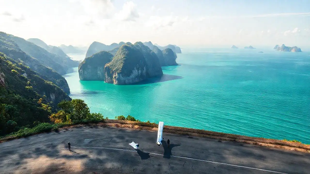 Paisaje amplio, sereno y ligeramente brumoso