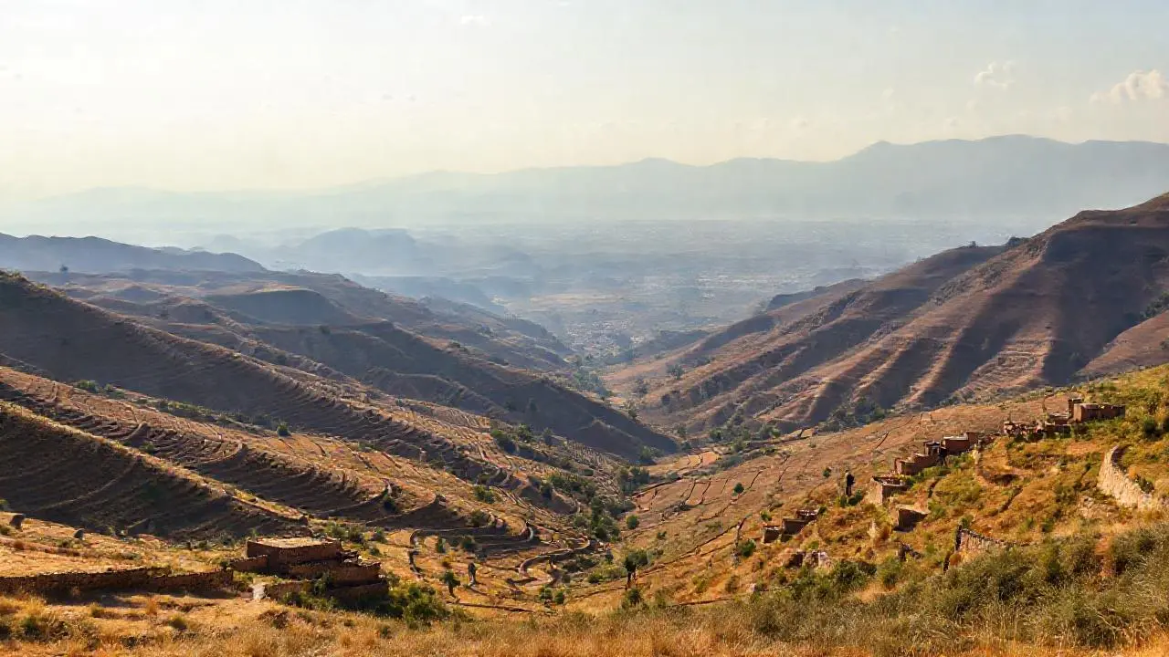 Paisaje rural extenso, tranquilo y sereno
