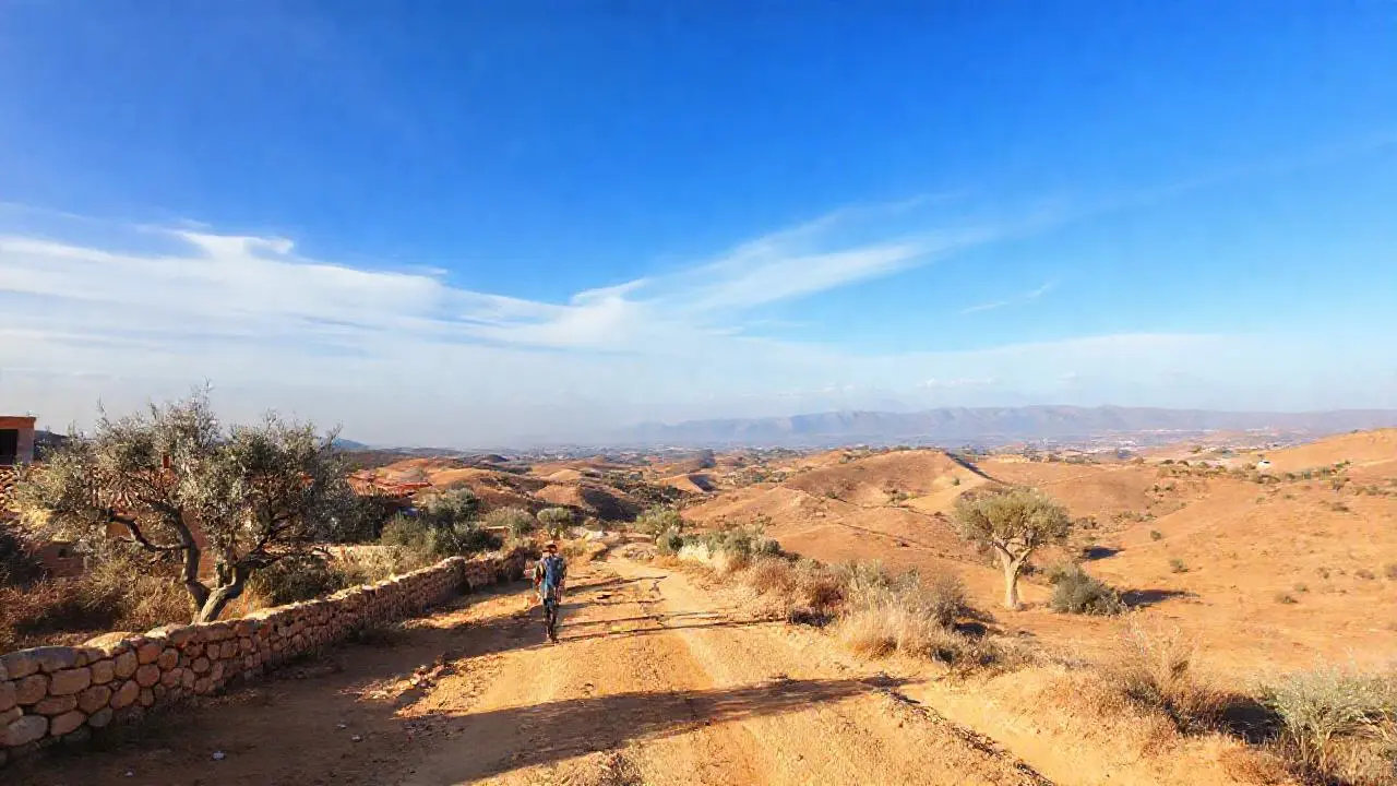 Paisaje árido, cálido y tranquilo