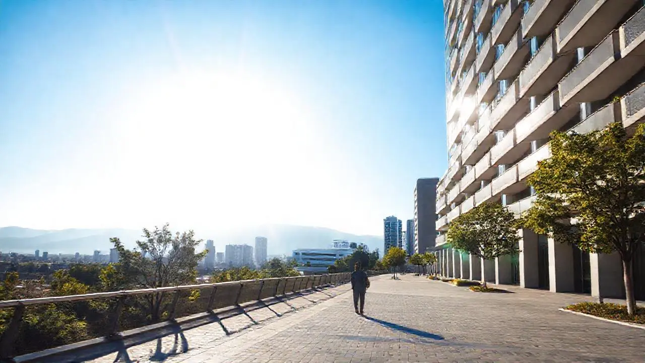 Ciudad tranquila, luz suave y espacio