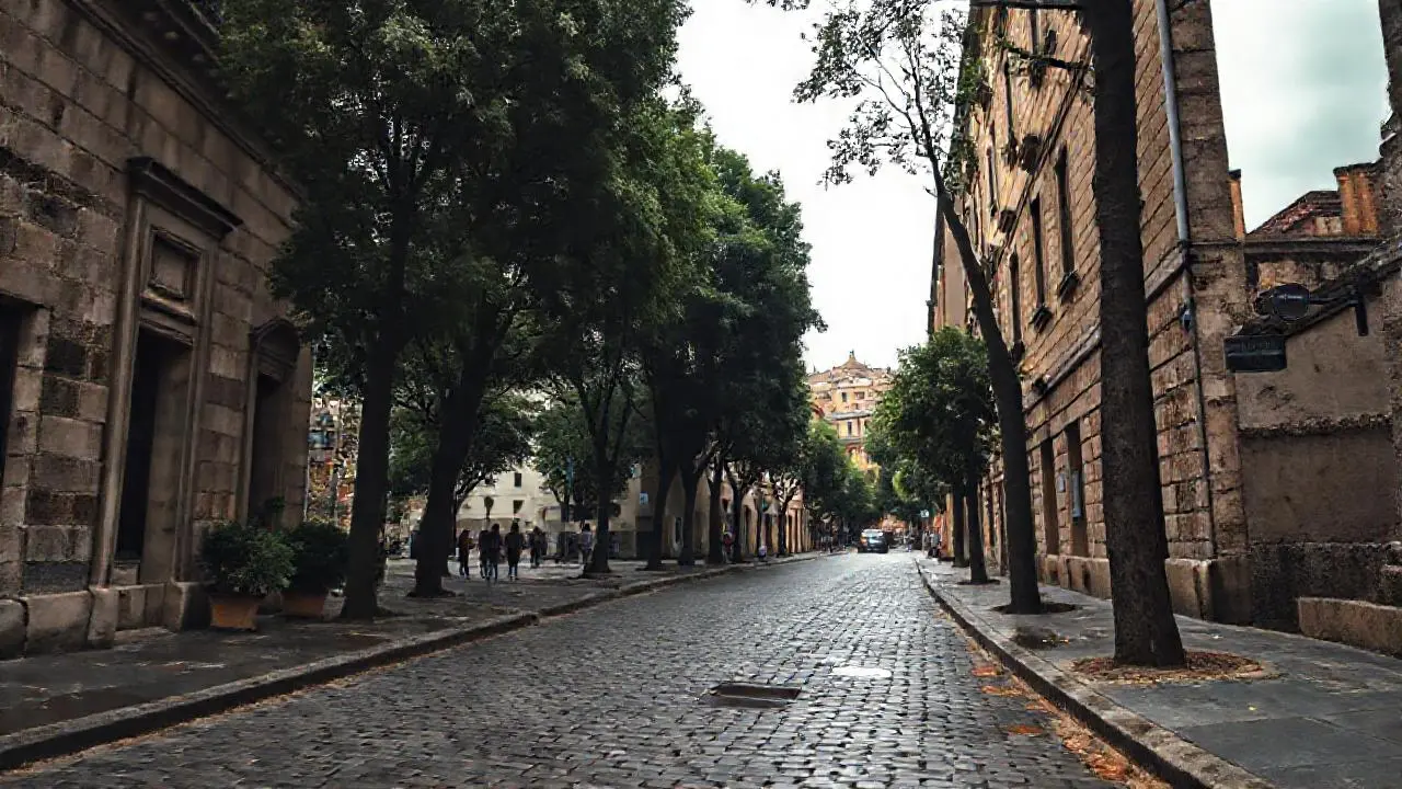Escena urbana, antigua y ligeramente brumosa