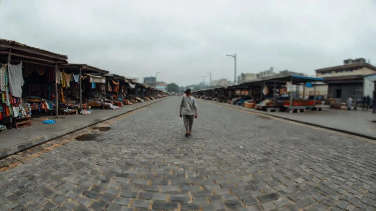 Escena urbana, melancólica y ligeramente borrosa