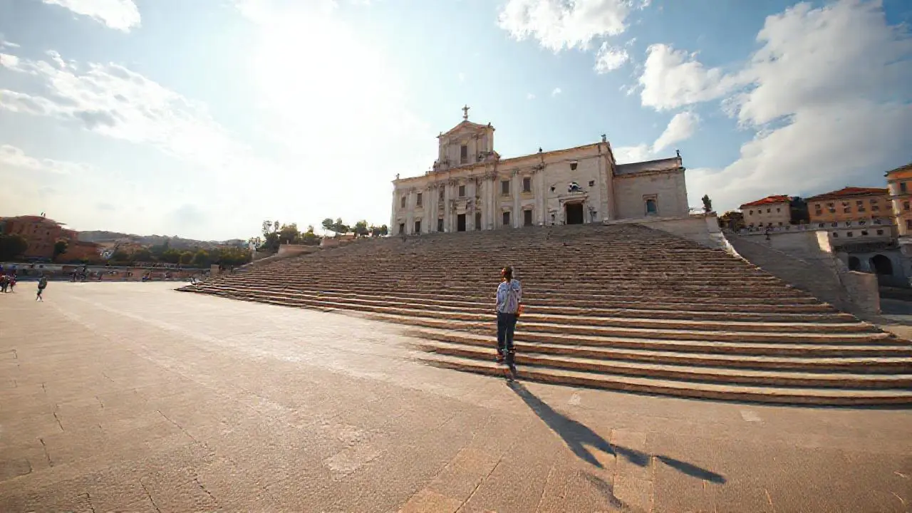 Imponente arquitectura, luz cálida y espacio vasto