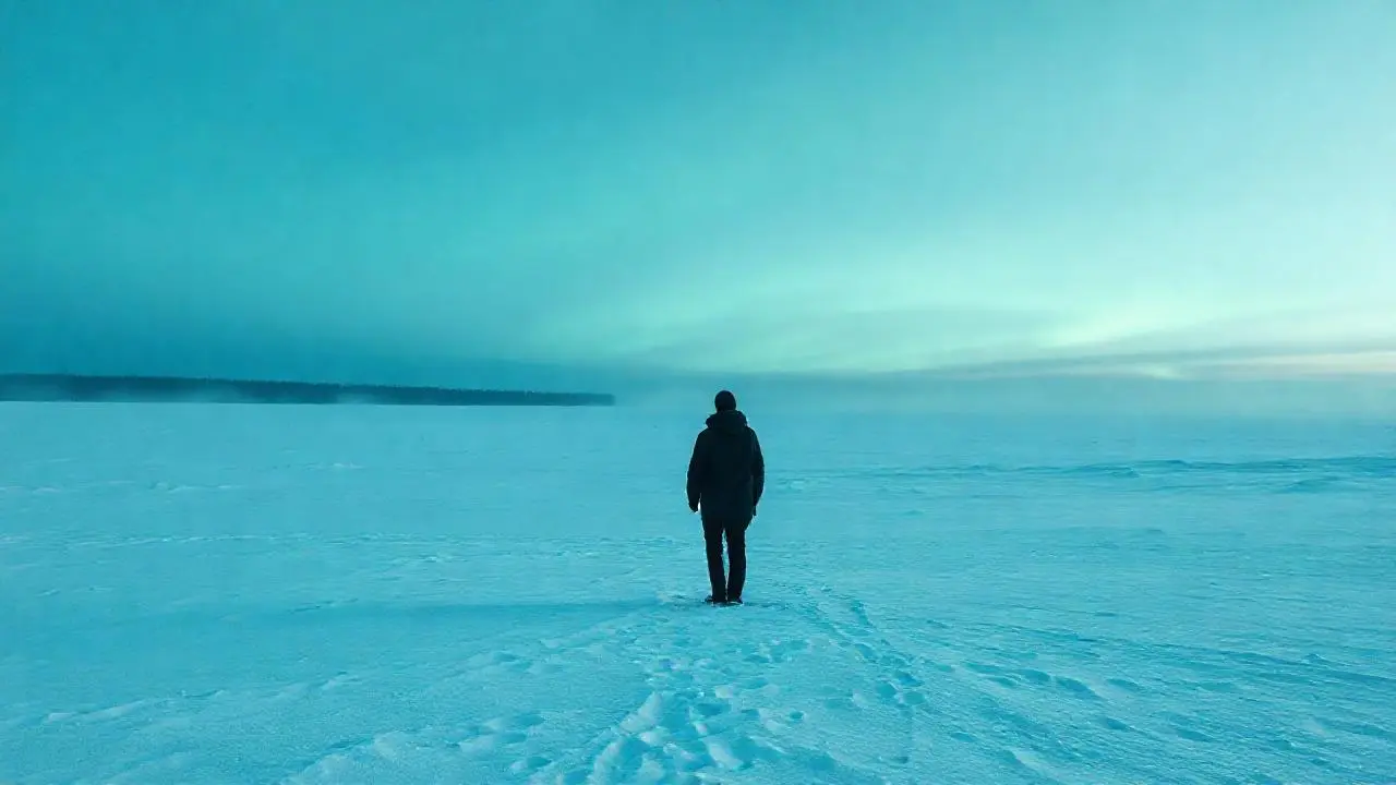 Paisaje invernal vasto, sereno y helado