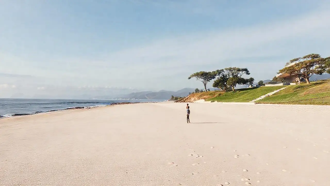 Paz y serenidad costera a plena luz