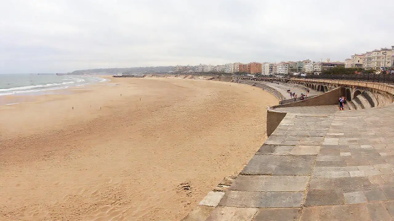 Tranquila costa, suave luz y amplitud