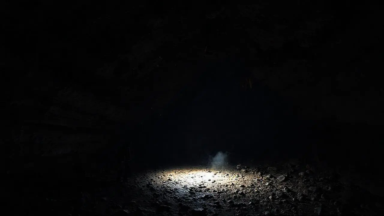 Oscura cueva, inmensa y misteriosa exploración