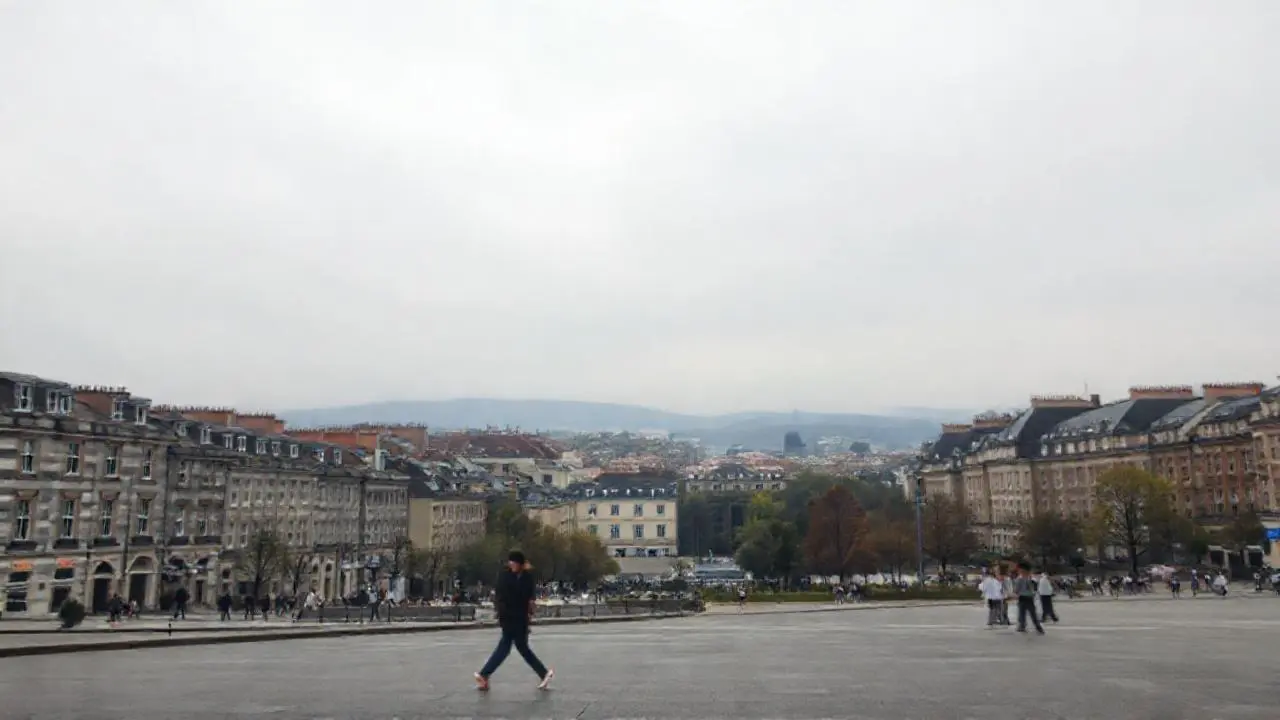 Escena urbana tranquila y ligeramente difusa