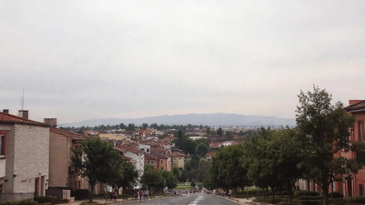 Escena urbana tranquila, suave y difusa