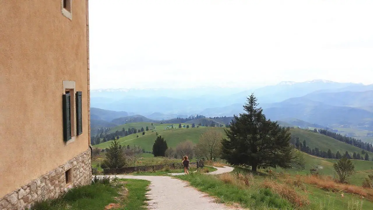 Paz alpina, luz suave y paisaje vasto