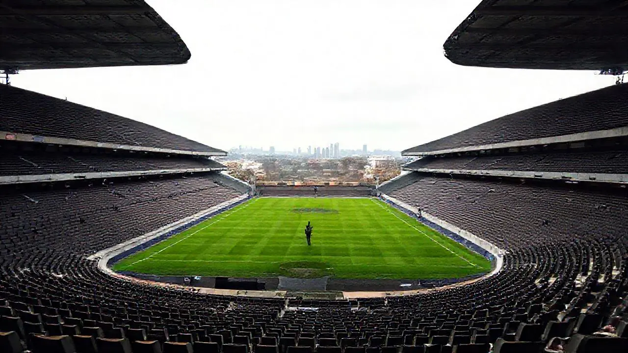 Estadio amplio, realista y atmosférico